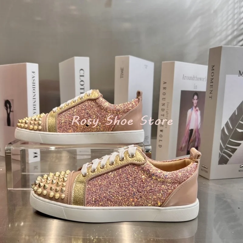 Klassische handgefertigte Unisex-Freizeit-Sneaker aus Lackleder, luxuriöses Design, runde Zehenpartie, goldene Nieten, Schnürung, atmungsaktive flache Einzelschuhe