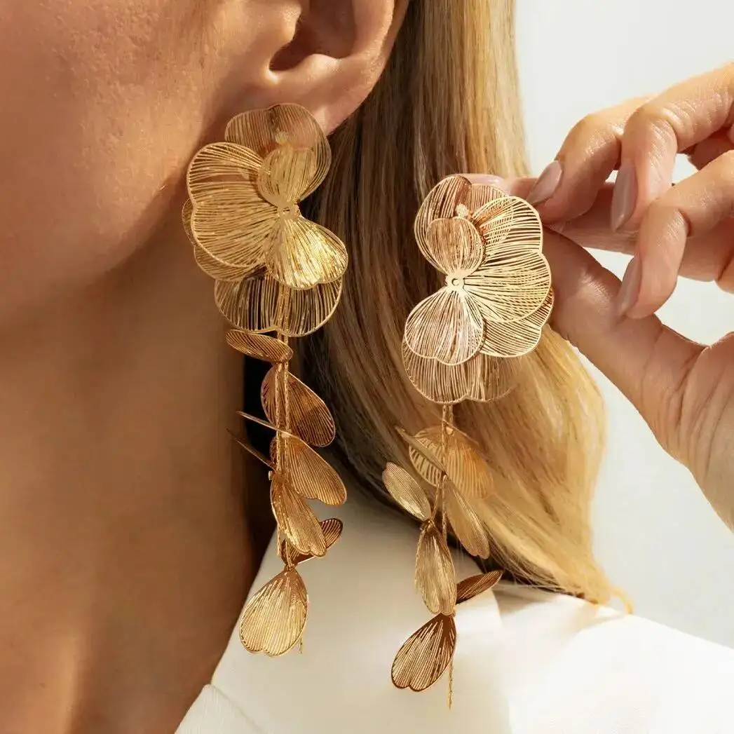 

Ginkgo Leaf Tassel Pendant Earrings Vintage Metal Pierced Ear Jewelry for Women Elegant Accessory New Year's Gift