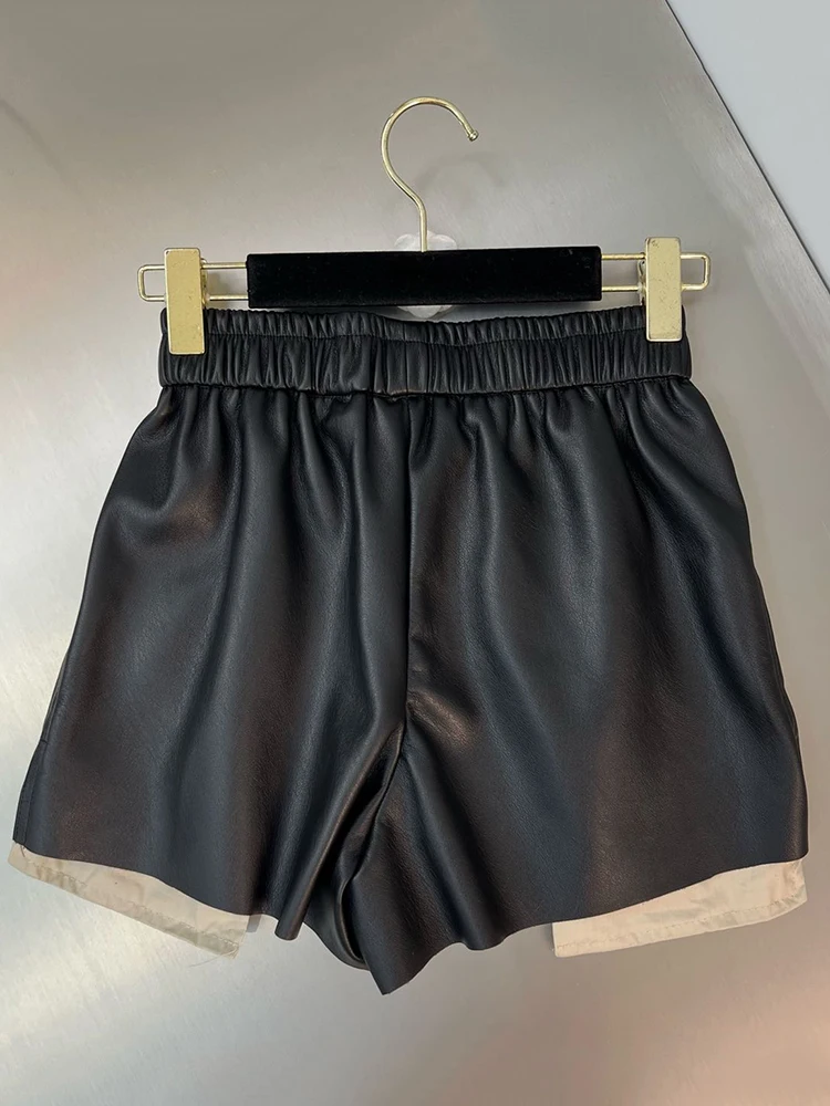 DEAT 2025 Spring Fashion Contrast Color Pleated Patchwork Short Pants Women Elastic Waist Hip Wrap Leather Shorts Lady 11P01104