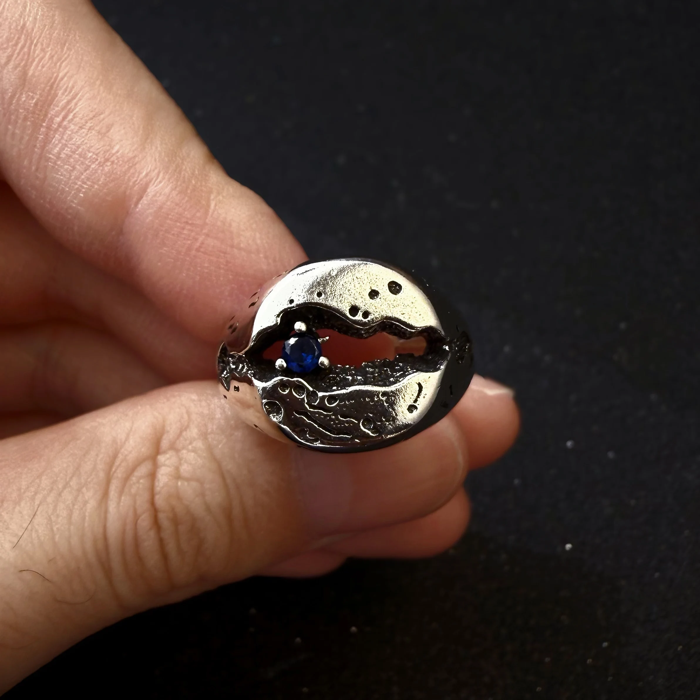 Retro Blauer Edelstein Verstellbarer Offener Ring für Männer Punk Gothic Edgy Hiphop Messingschmuck Vintage Biker-Accessoires Männergeschenk – Detail 5