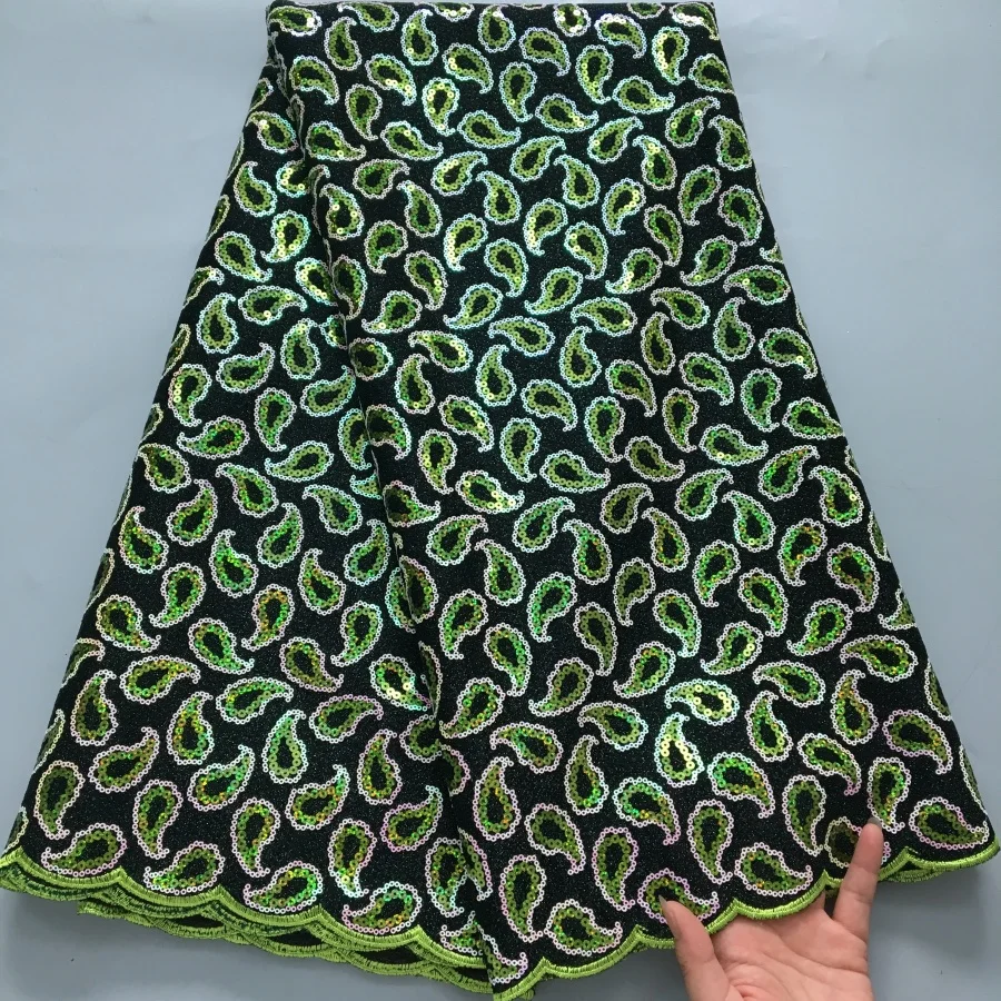 

Ониксная черная кружевная ткань из органзы | Изумрудные узоры пейсли и свинцовочные блестки | Жидкие шторы для платьев Couture S4386