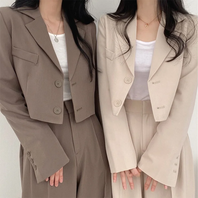 シックなショート丈ノースリーブジャケットとハイウエストワイドレッグパンツのツーボタンクラシックカラーファッションセット（若い女性向け）