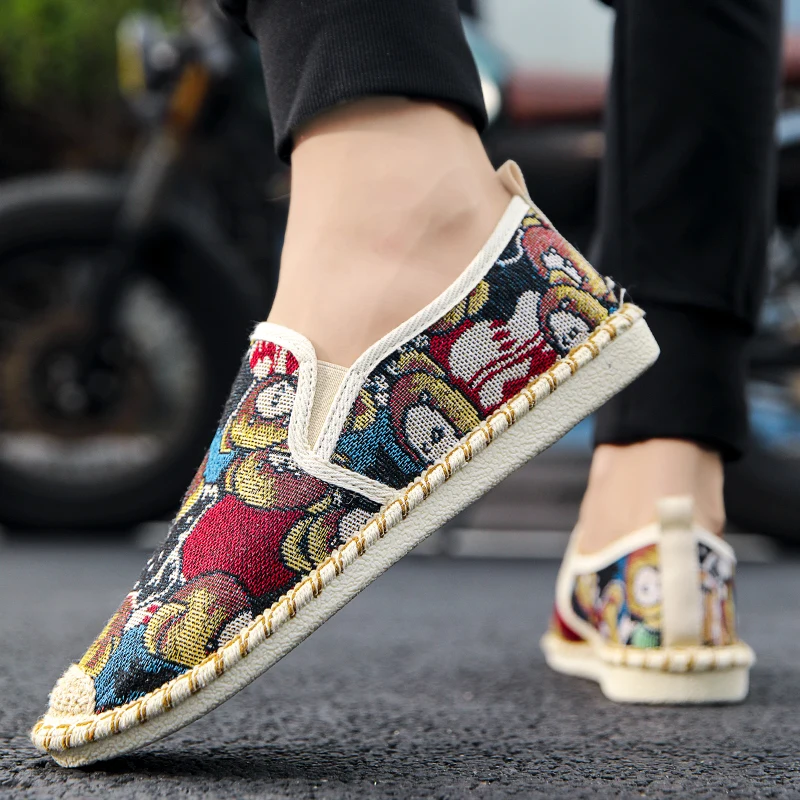 2023 Hot Men Loafers Fashion Embroidered Flat Shoes Moccasin Men Summer Casual Slip On Shoes Men Comfort Canvas Footwear Male