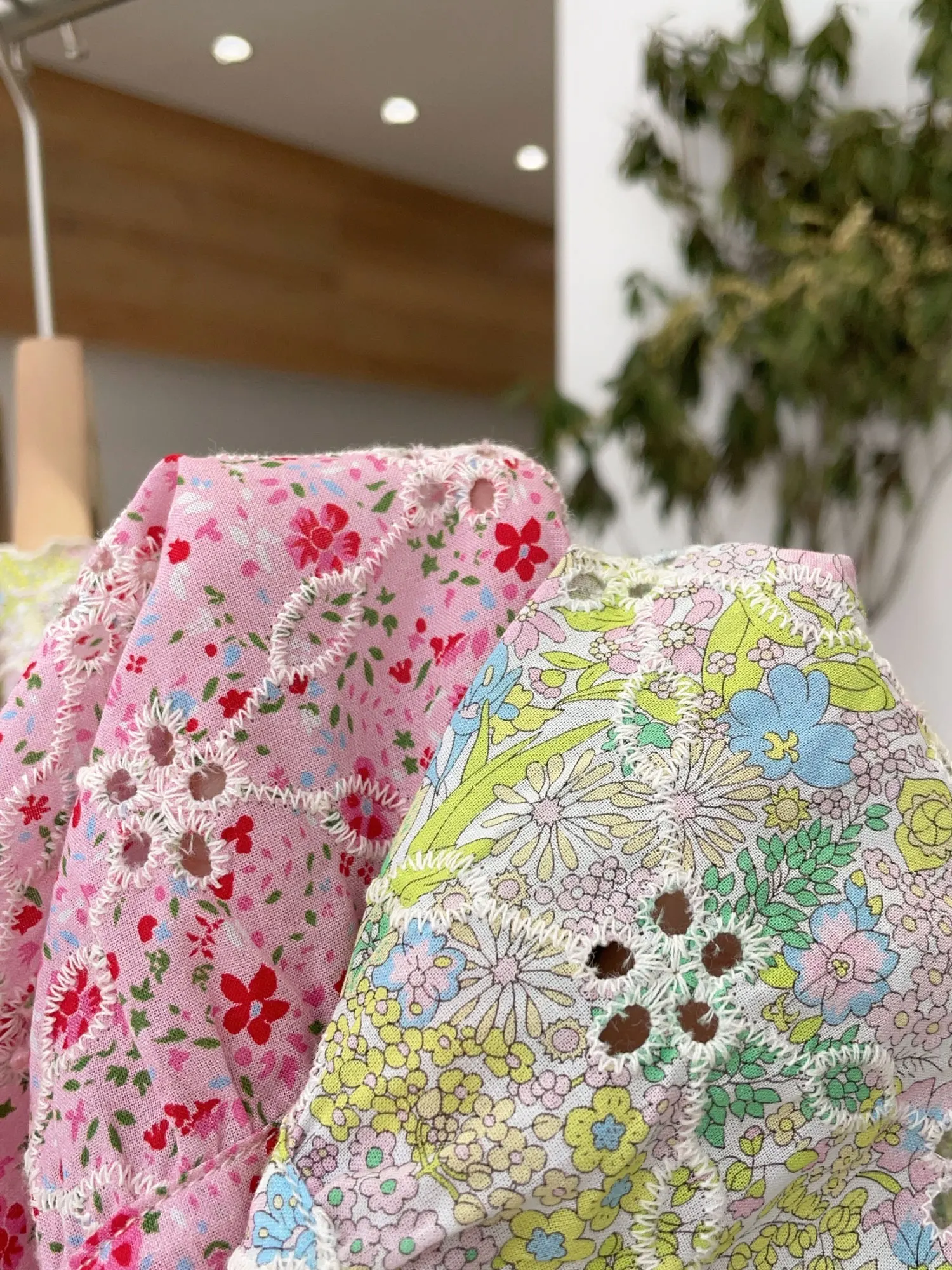 เสื้อผ้าแบรนด์ใหม่ Nok Xiaola คอลเลคชั่นฤดูใบไม้ผลิ 2025 รุ่น 'Summer Splendor' ปักลาย V-neck ผ้าฝ้ายเนื้อนุ่ม ทรงบับเบิ้ล โปร่งลายฉลุ