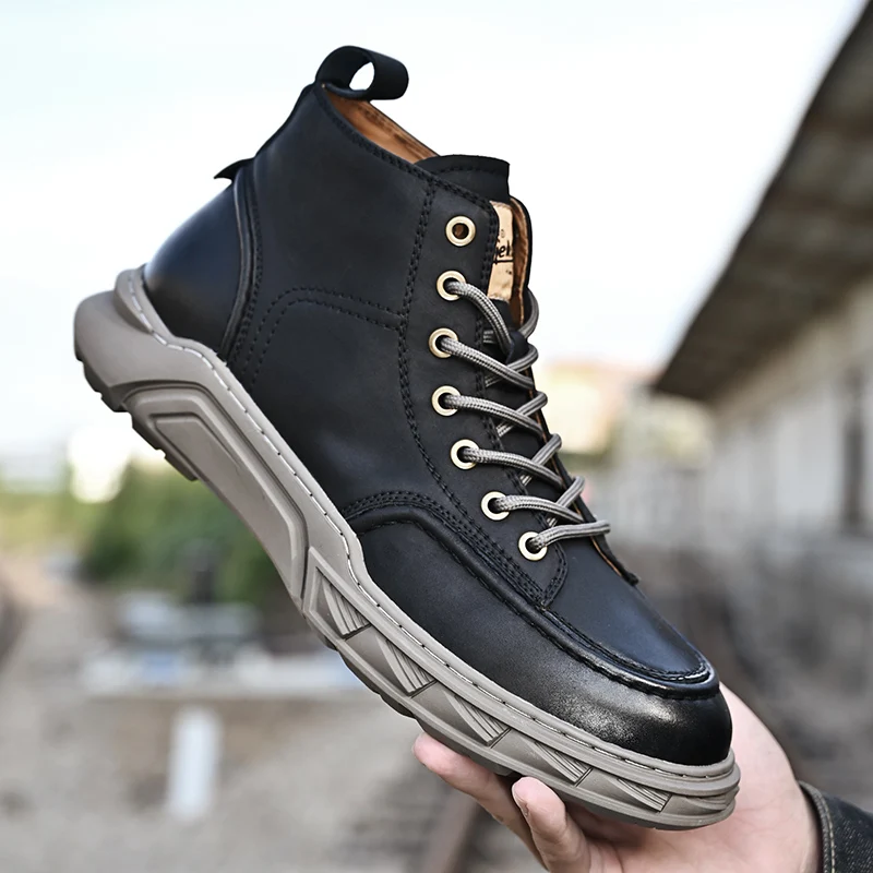 Coppia di stivali gialli grandi in pelle: 2025 nuove scarpe da uomo autunnali e invernali, stivali corti stile britannico, stivale alto con suola ispessita