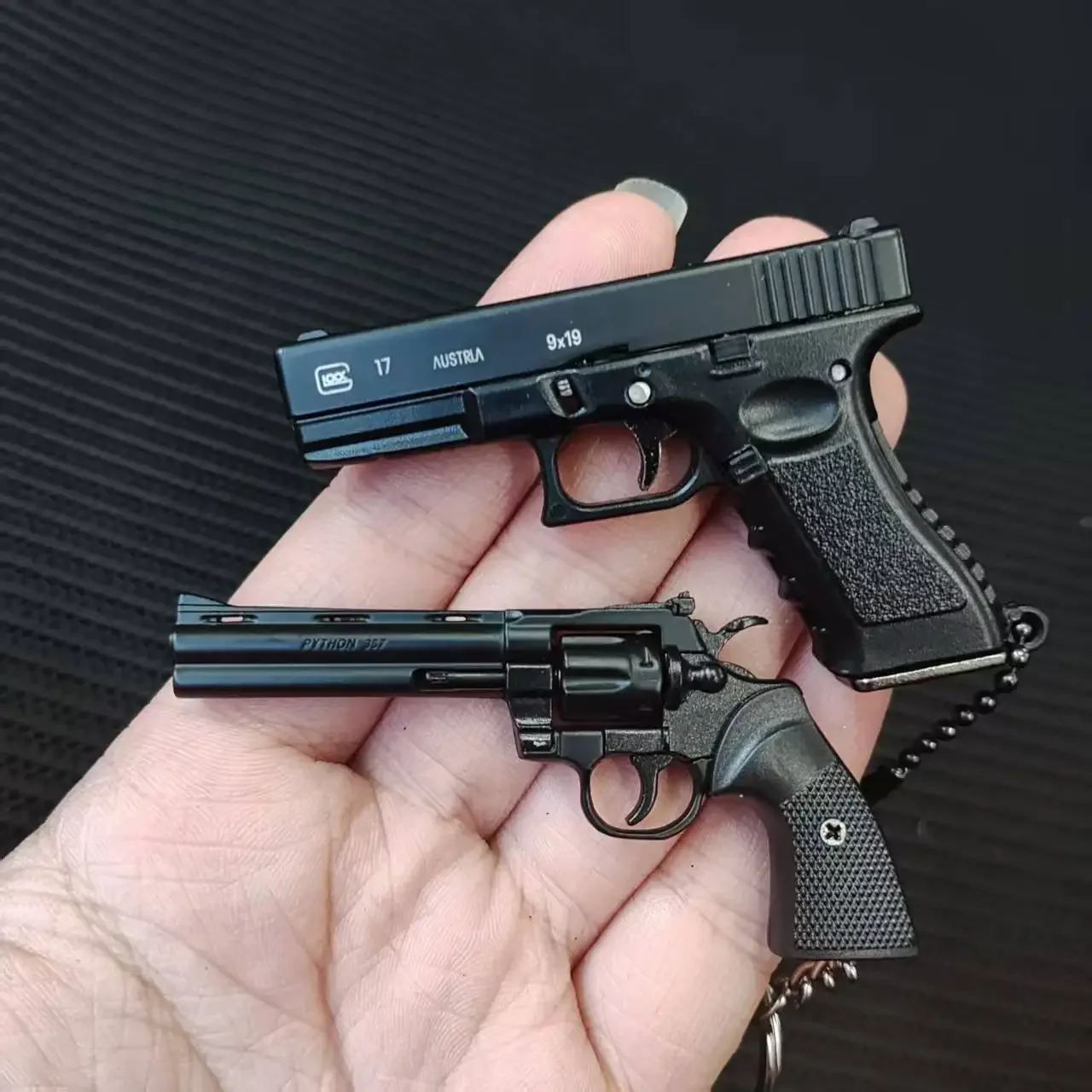 1:3 Miniatuur Revolver Pistool Desert Eagle Model Afneembare Legering Speelgoed Pistool Sleutelhanger Hanger Ornamenten Voor Volwassen Jongens Gift