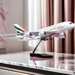 Decor 45CM 1/160 scala Diecast modello A380 Emirates Airways resina aeroplano Airbus con luce e ruote giocattolo collezione aerea