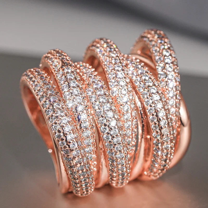 Huitan Mehrschichtiger Damenring in Roségoldfarbe mit glänzendem Zirkonia, Party-Statement-Accessoires für Hochzeit, schicker Schmuck – Detail 8