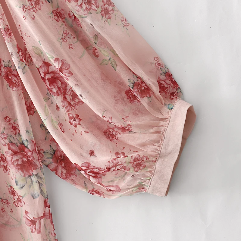 เสื้อเชิ้ตลายดอกไม้สีชมพูบางเบาสำหรับฤดูใบไม้ผลิและฤดูร้อน เสื้อผู้หญิงติดกระดุมผ่าหน้า คอวี แขนทรงกระบอก สไตล์ลำลองหลวมๆ แบบโบฮีเมียน