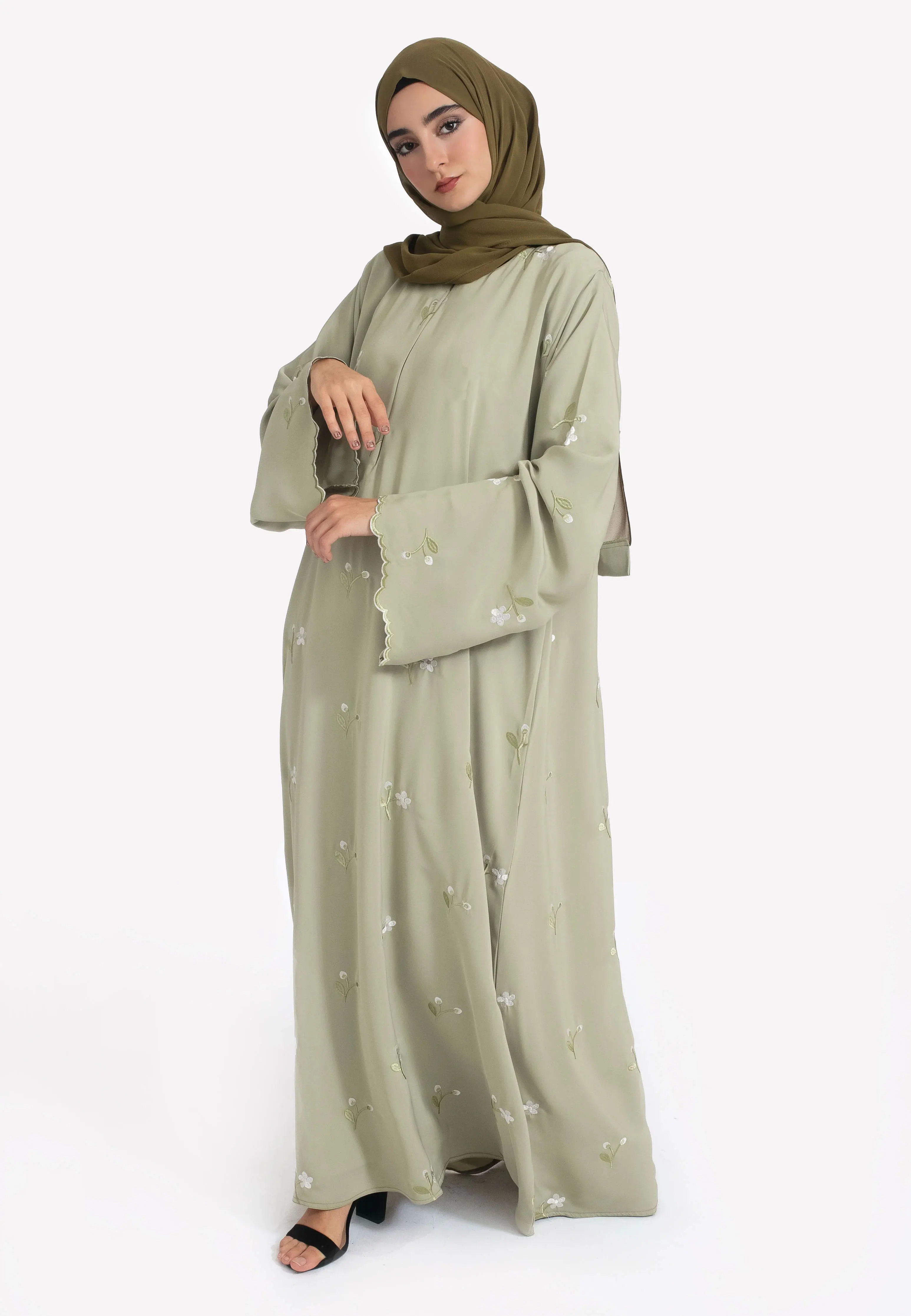 Stilvolle muslimische Abaya-Frauen, islamisches hellgrünes Stickdesign, bequemes Material, perfekt für Märkte im Nahen Osten