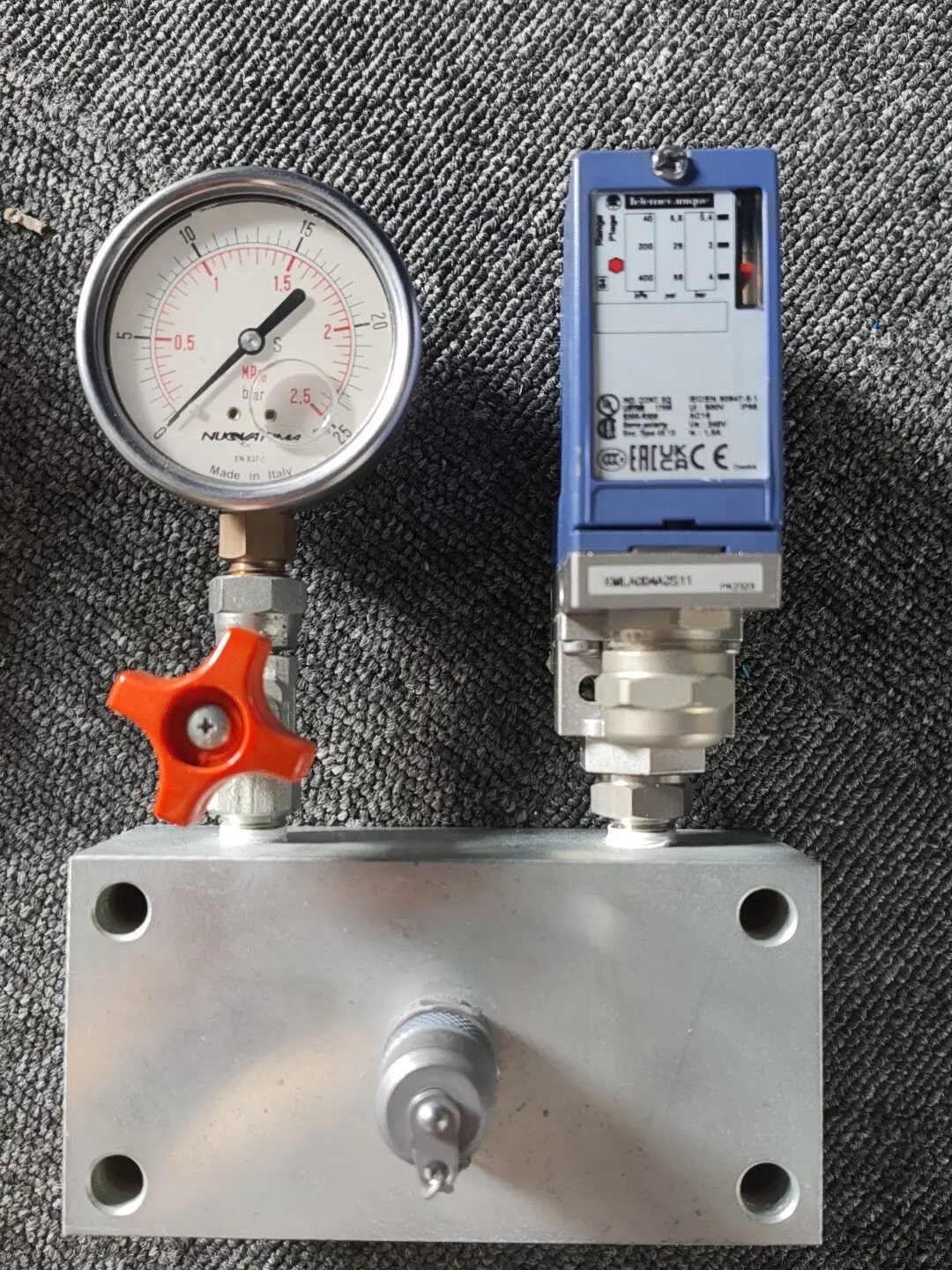 TELEMECANIQUE XMLA004A2S11 Pre ss ure Sensor with Pressure Gauge and Valve