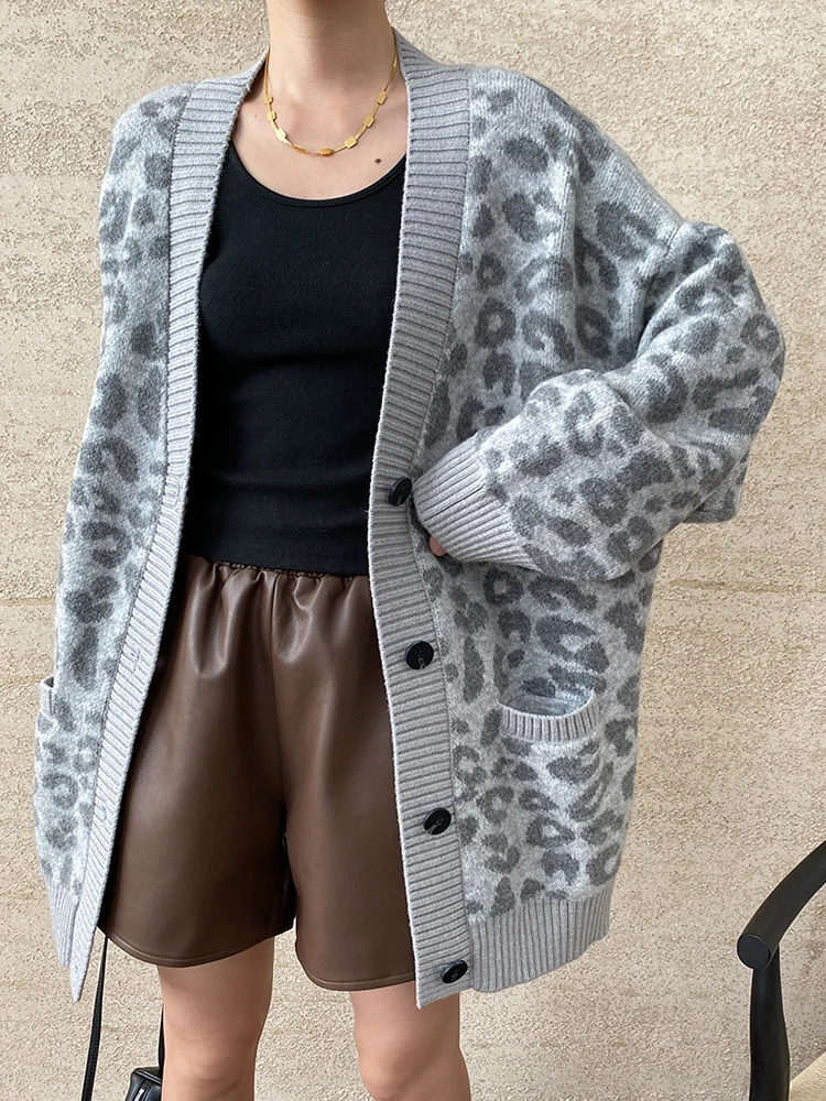 [EAM] Leopard Printed Big Size Knitting Cardigan Sweater V-Neck Long Sleeve Women New Fashion Tide Spring Autumn 2024 1DH7134