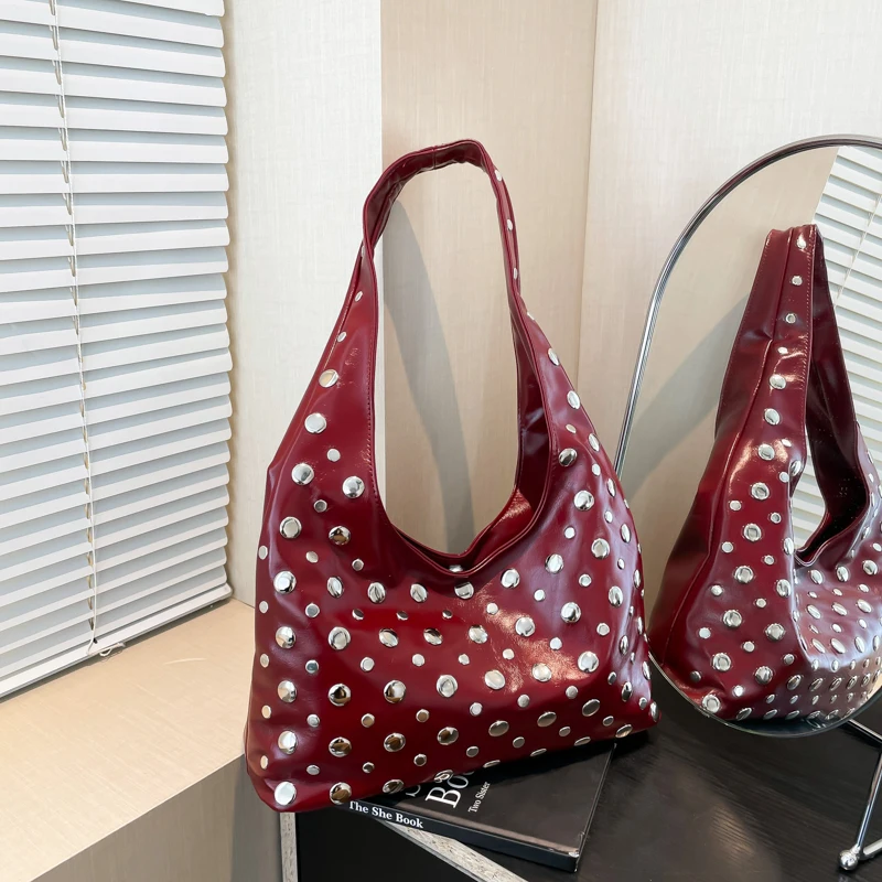

2025 модные глянцевые сумки из искусственной кожи с заклепками, уникальный дизайн, индивидуальные популярные сумки-тоут для женщин