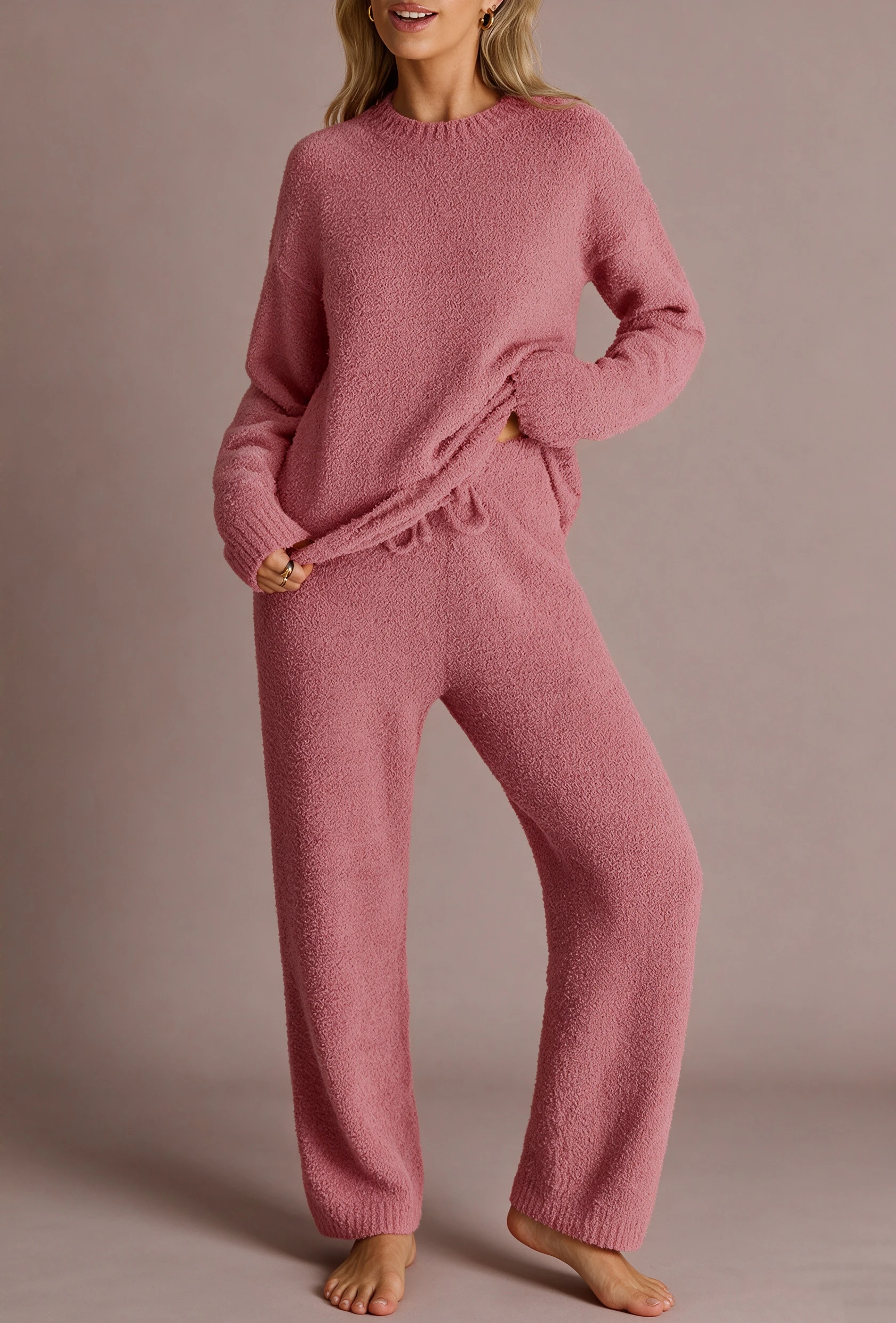 Women's pure-color pajamas set, featuring a soft and comfortable top paired with pocketed pants, ideal for spring and autumn