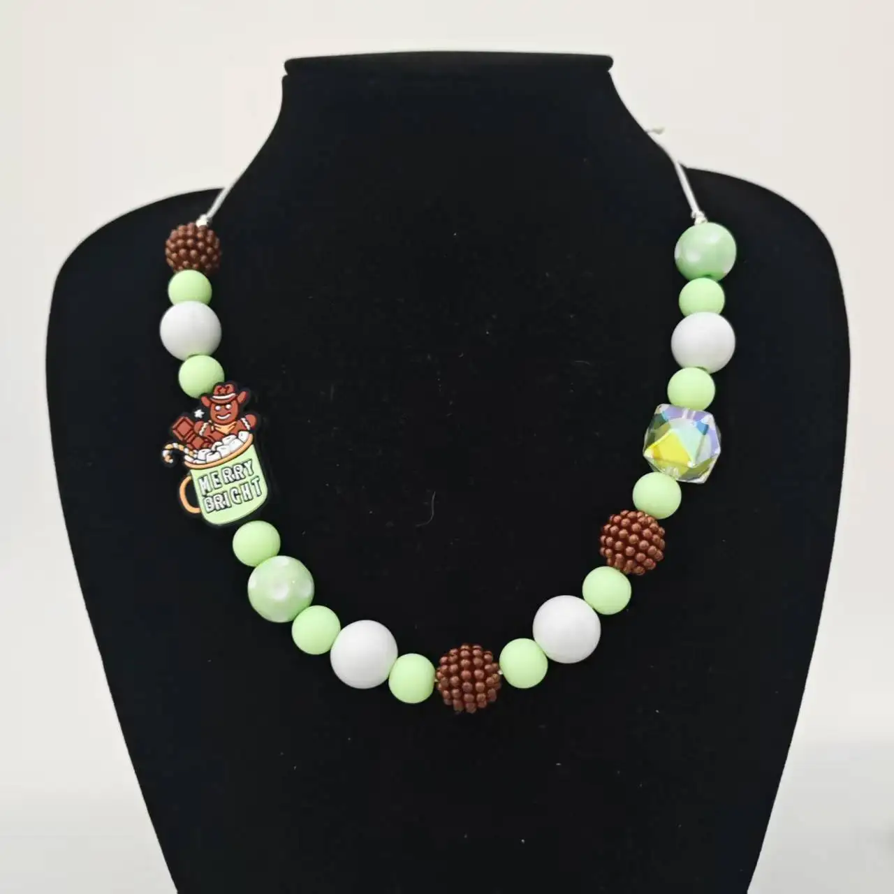 3-Farben-Kombinations-Design-Halskette für Kinder, modische Kinder, Lebkuchenmann mit Kaffeetasse, handgefertigte Weihnachts-Halskette