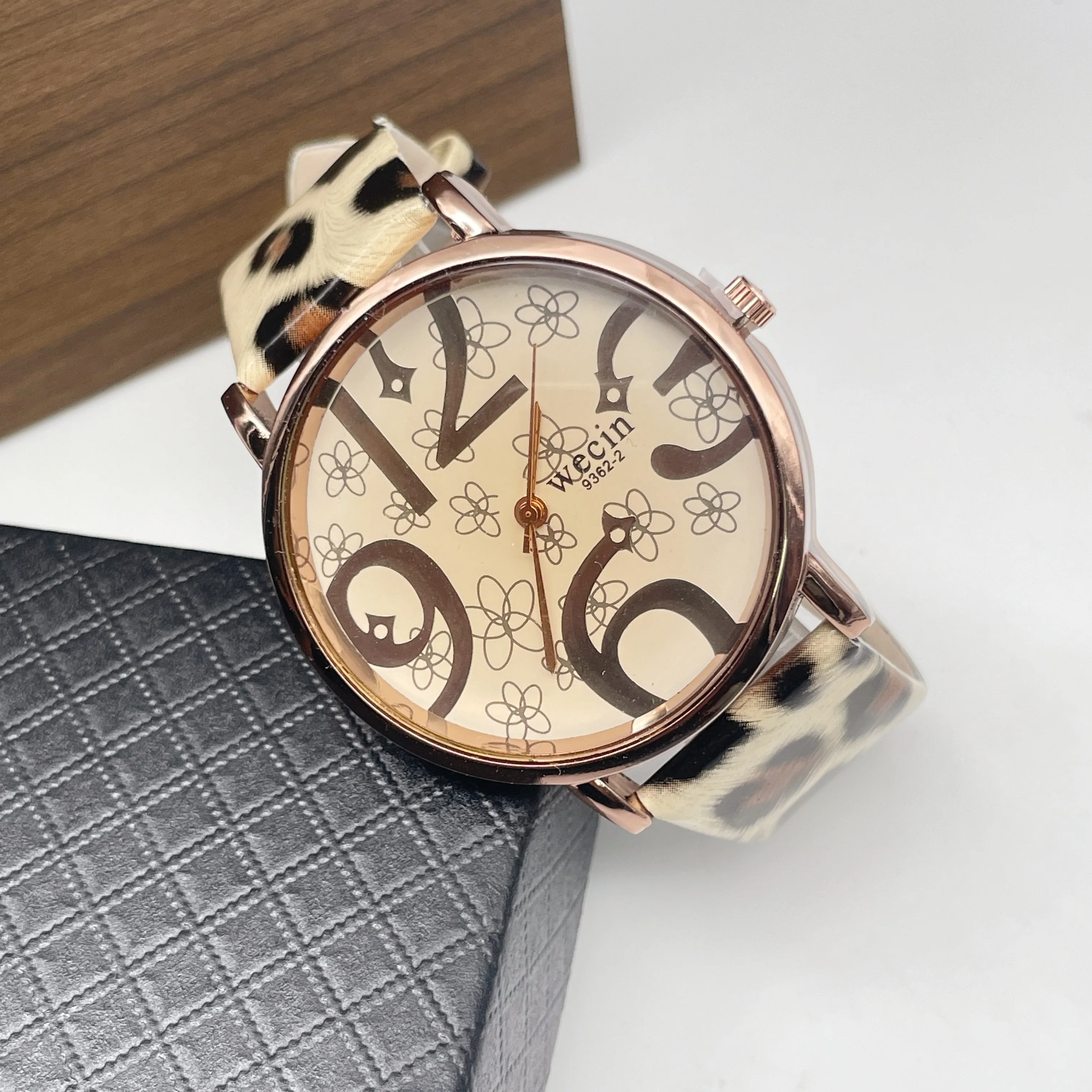 Fashion lady personality leopard print watch with creative font dial gift watch