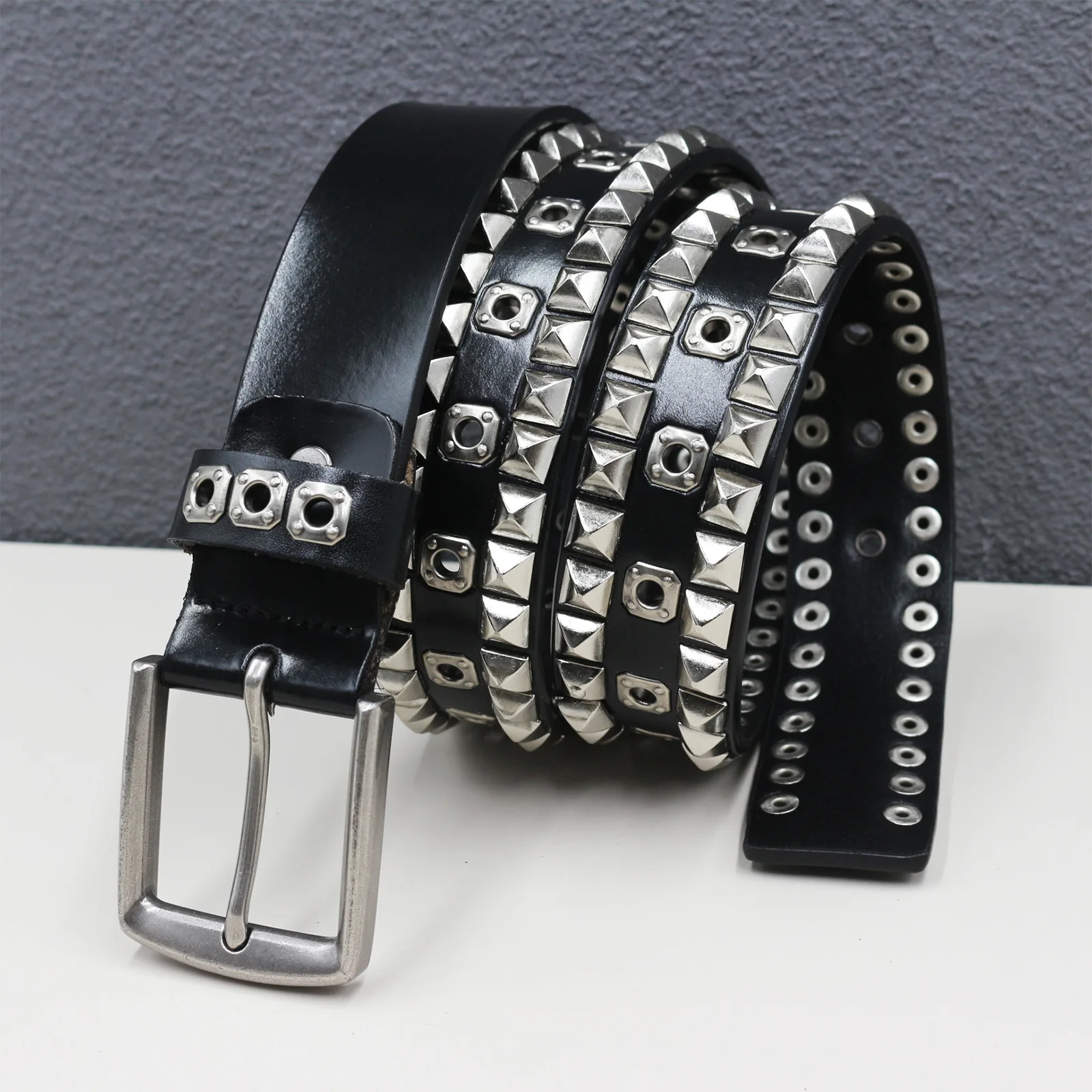 メンズ高級ヘビーデューティー厚手パンク風スクエアリベットベルト本革新作個性派中空牛革ブラックベルト