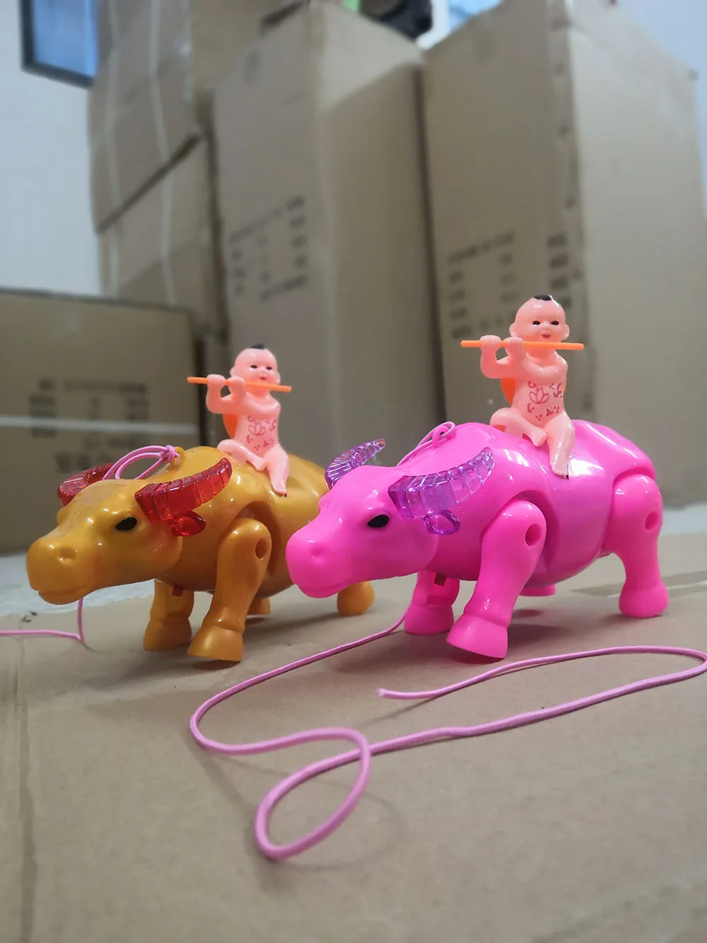 Brinquedos elétricos de desenhos animados para crianças, vaca fofa, a criança que joga a flauta, brinquedo ambulante com luz, pequeno animal, presentes para crianças