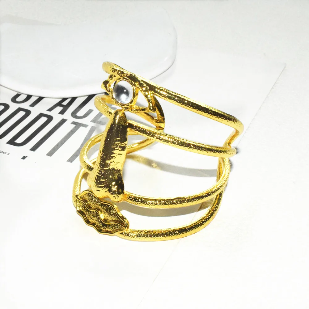 العلامة التجارية عرض الأزياء سبيكة متعددة الطبقات الأنف عيون الشفاه الكفة سوار للنساء مجوهرات مبالغ فيها اليد المفتوحة أساور اكسسوارات