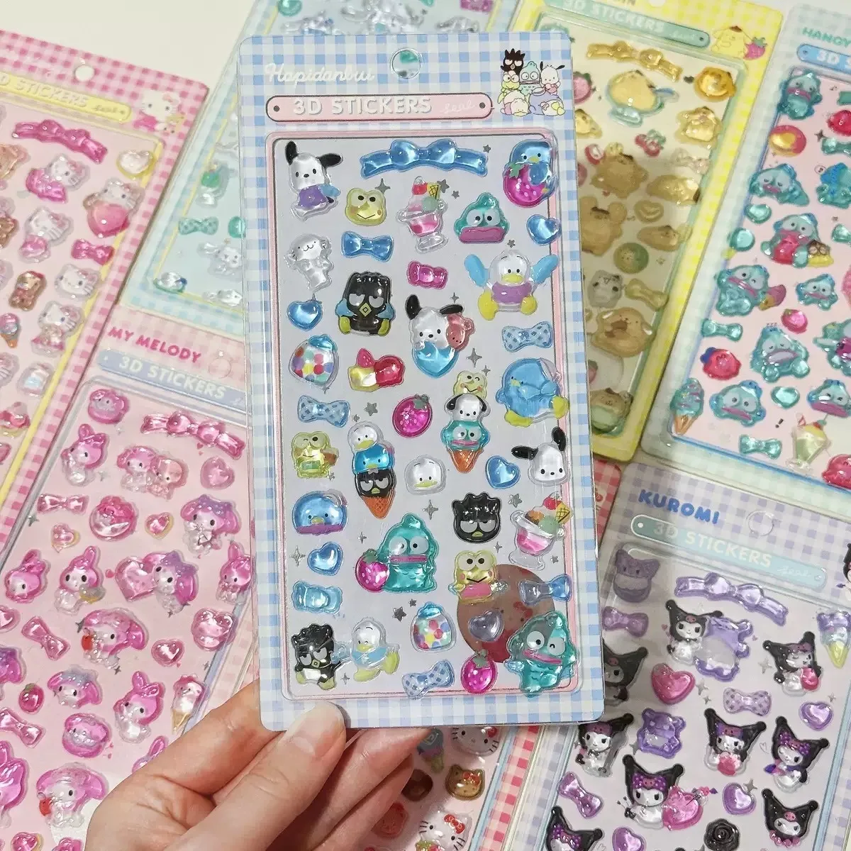 Urocze naklejki reliefowe z motywami Sanrio: Cinnamoroll, Kuromi, Pompom Purin, Melody, naklejki żelowe kryształowe, słodkie naklejki dekoracyjne, prezenty.
