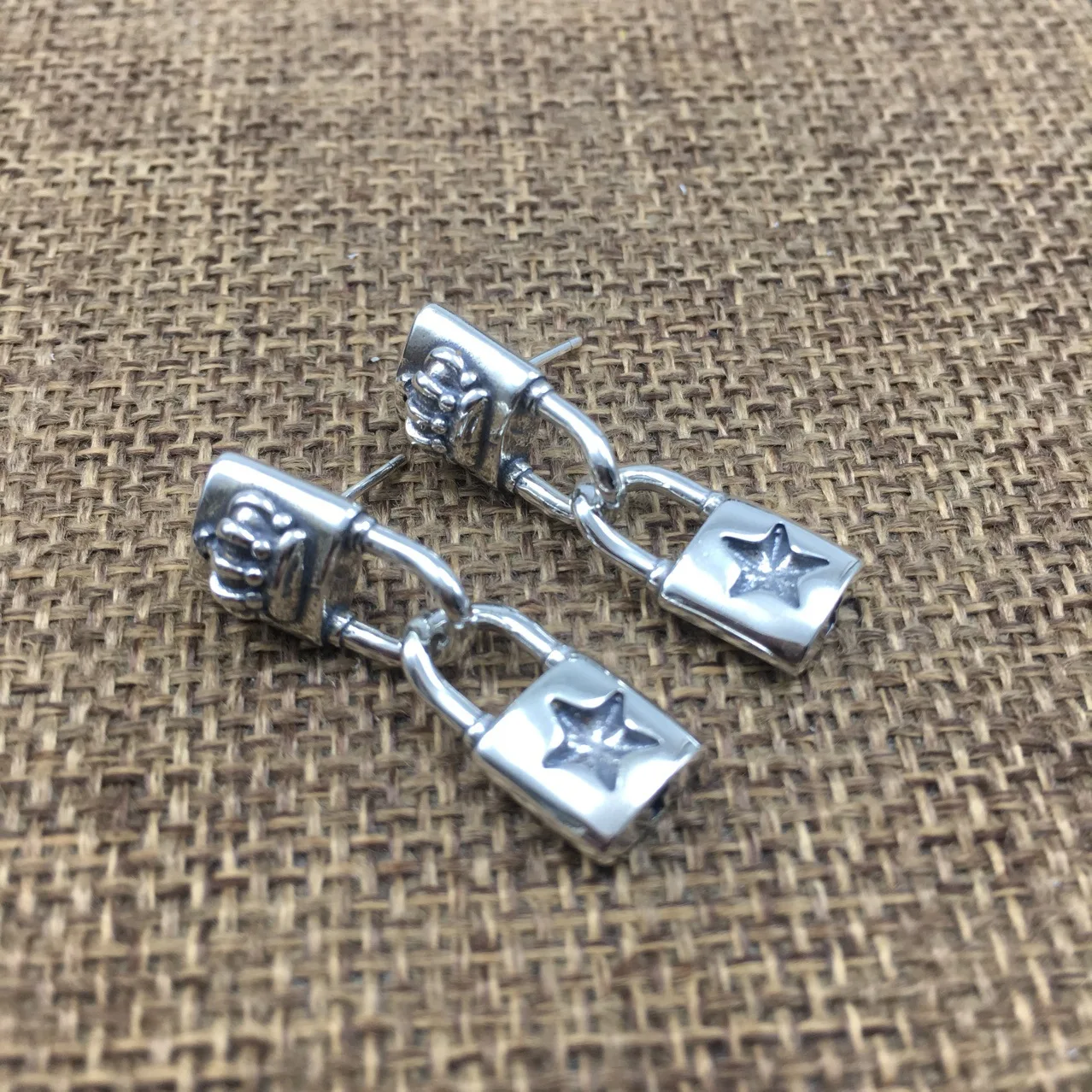 

Men's and women's earrings, fashionable punk sterling silver earrings, fashionable retro Japanese and Korean casual jewelry