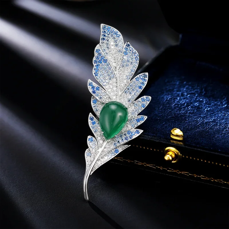 2025Giacca da abito con spilla a foglia di piuma di lusso leggera e di fascia alta con un senso di sofisticazione e un lussuoso spilla da donna