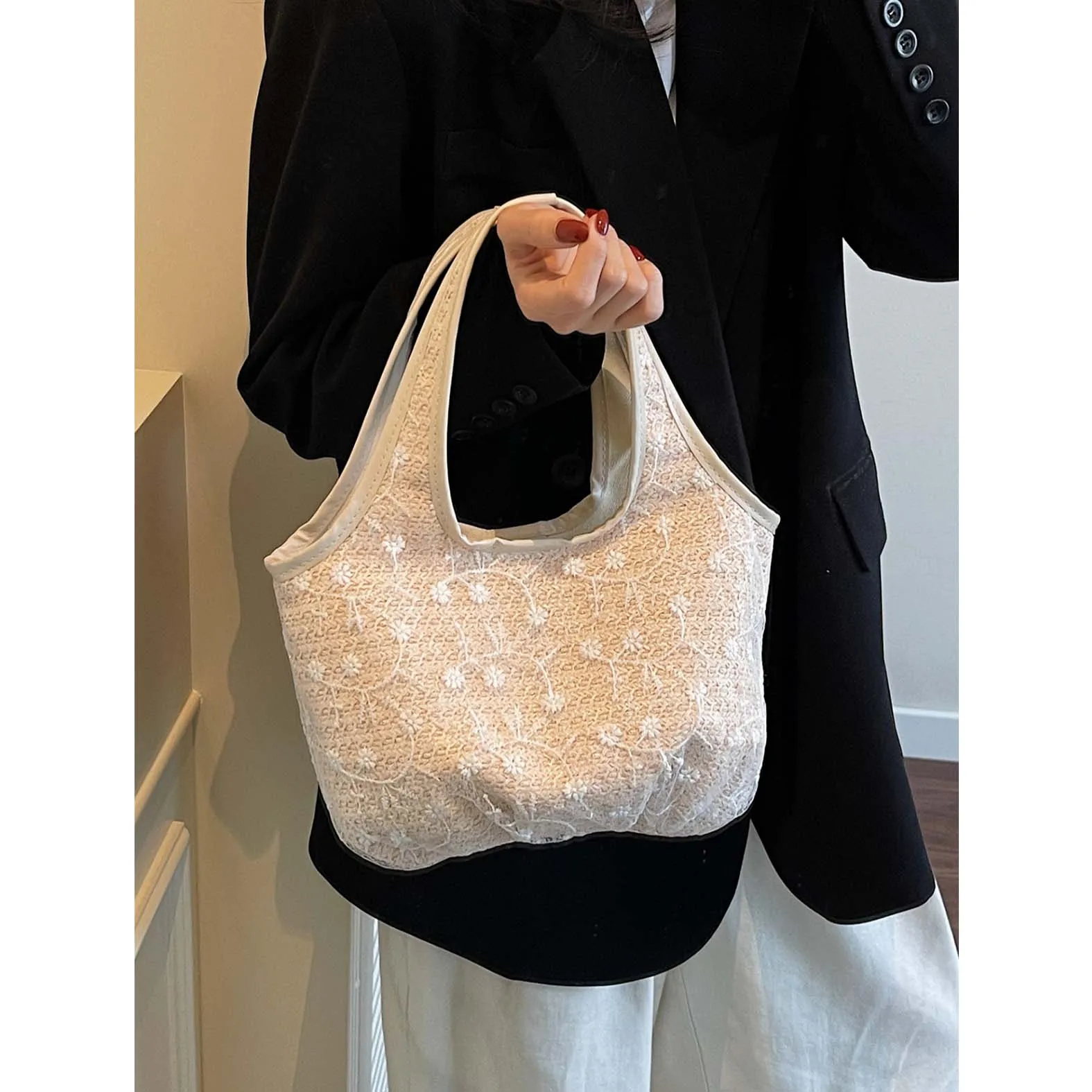 

Handmade woven grass woven bag for women, large capacity 2025 new summer single shoulder armpit bag, beach vacation style beach