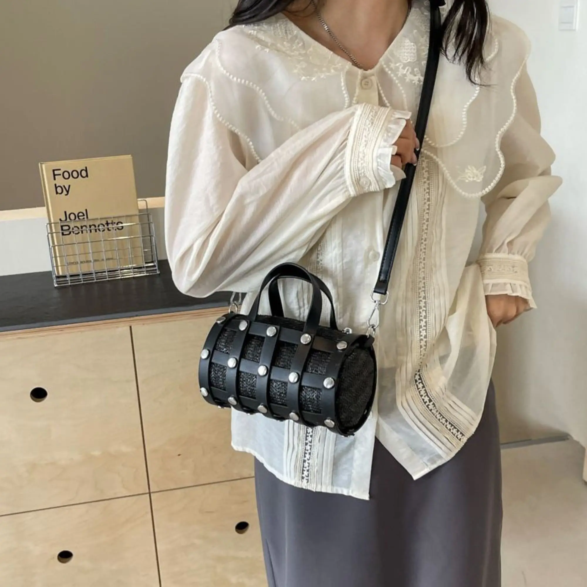 

Super Fire Grass Woven Small Bag for Women 2024 New Summer Western Versatile Crossbody Bag Handheld Cylinder Bag