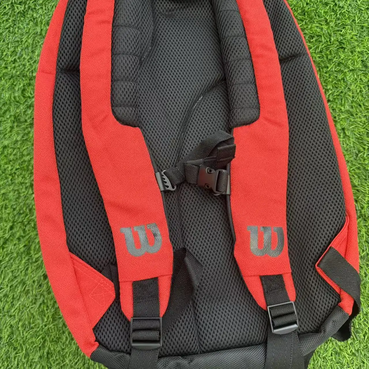 حقيبة ظهر ويلسون DNA Series Federer Red Tennis بتصميم PU حقيبة تنس رياضية بحد أقصى لـ 3 مضارب مع ‎ جيب العزل