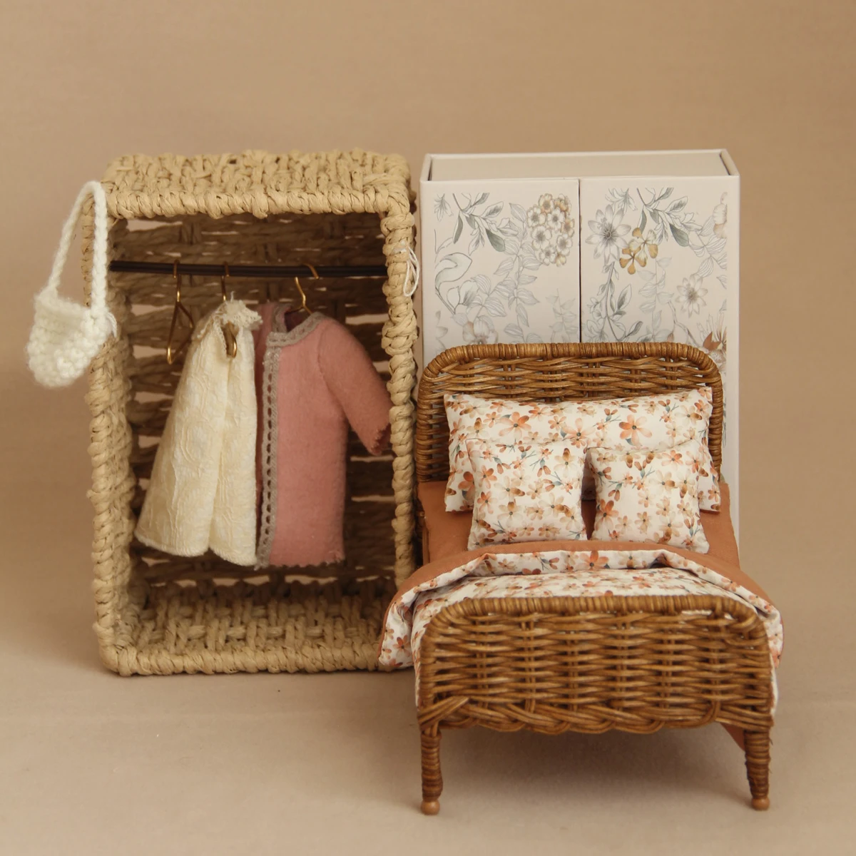 1:12 Miniatur-Kinderbett aus simuliertem Rattan mit Bettwäsche, dreiteiliges Set, geeignet für Kinderspielhaus-Dekoration