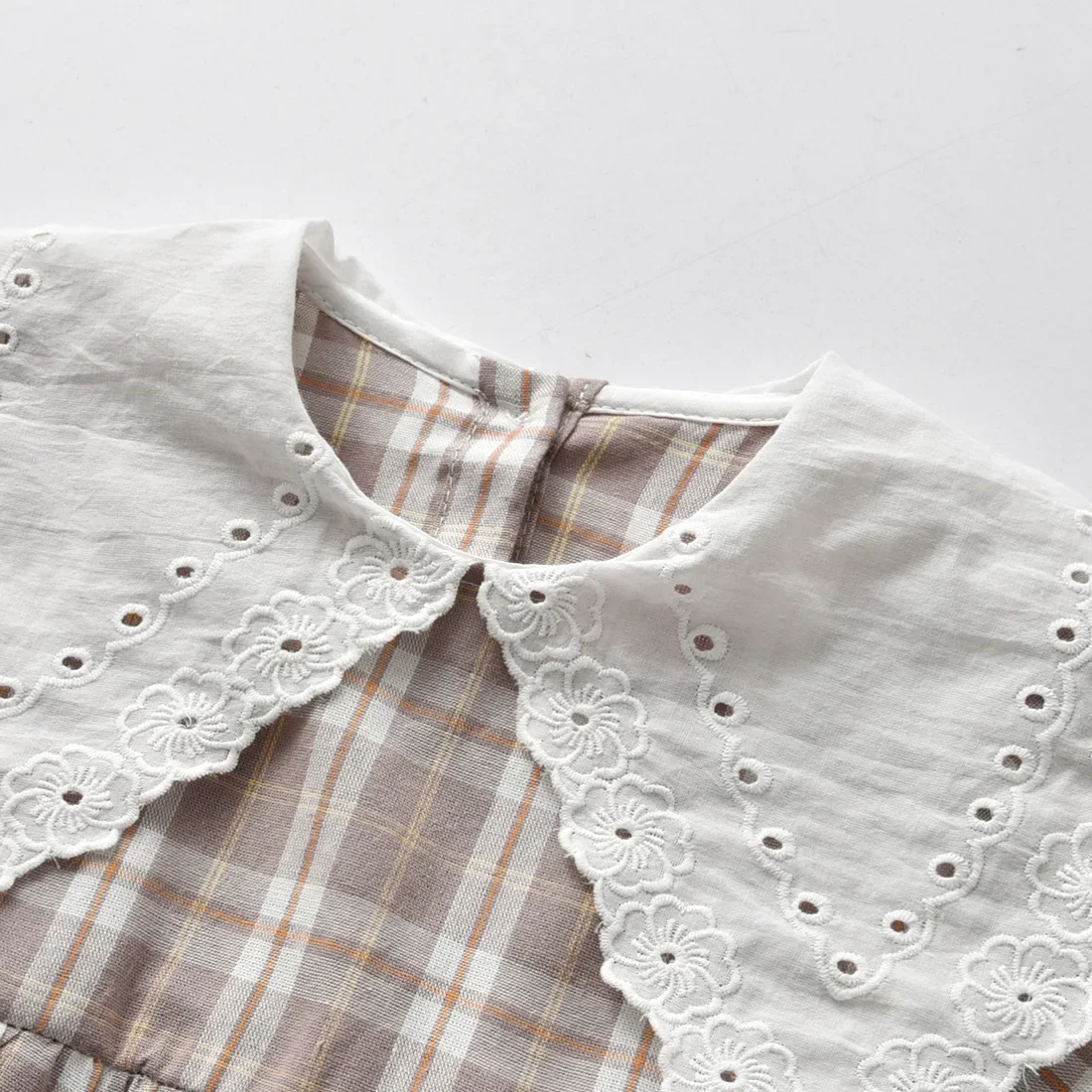 Vêtements mignons pour bébés filles de 0 à 24 mois, barboteuse à volants à carreaux et col rabattu, combinaisons en coton pour nouveau-nés, nouvelle collection printemps 2025