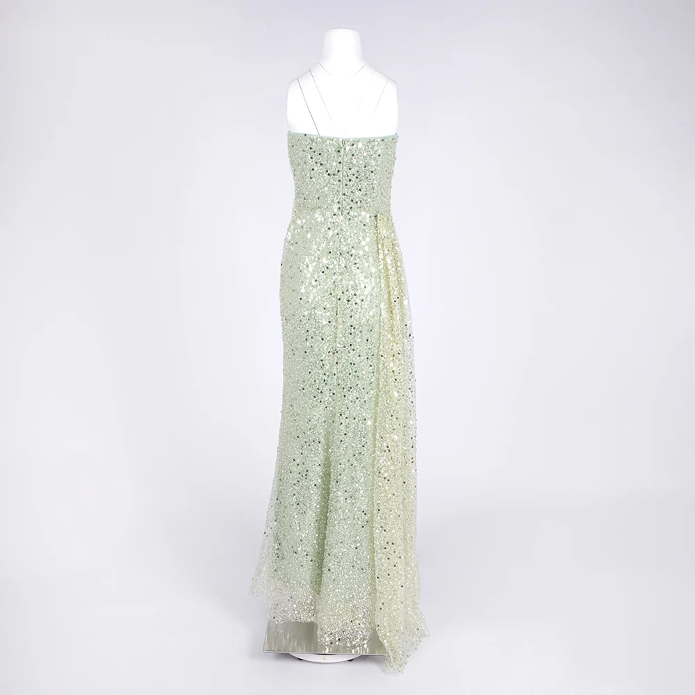 Glamouröses, grünes, trägerloses, langes Kleid mit Pailletten und Kristallen, hohem Schlitz und Schleppe – Abendkleid mit Ausschnitt