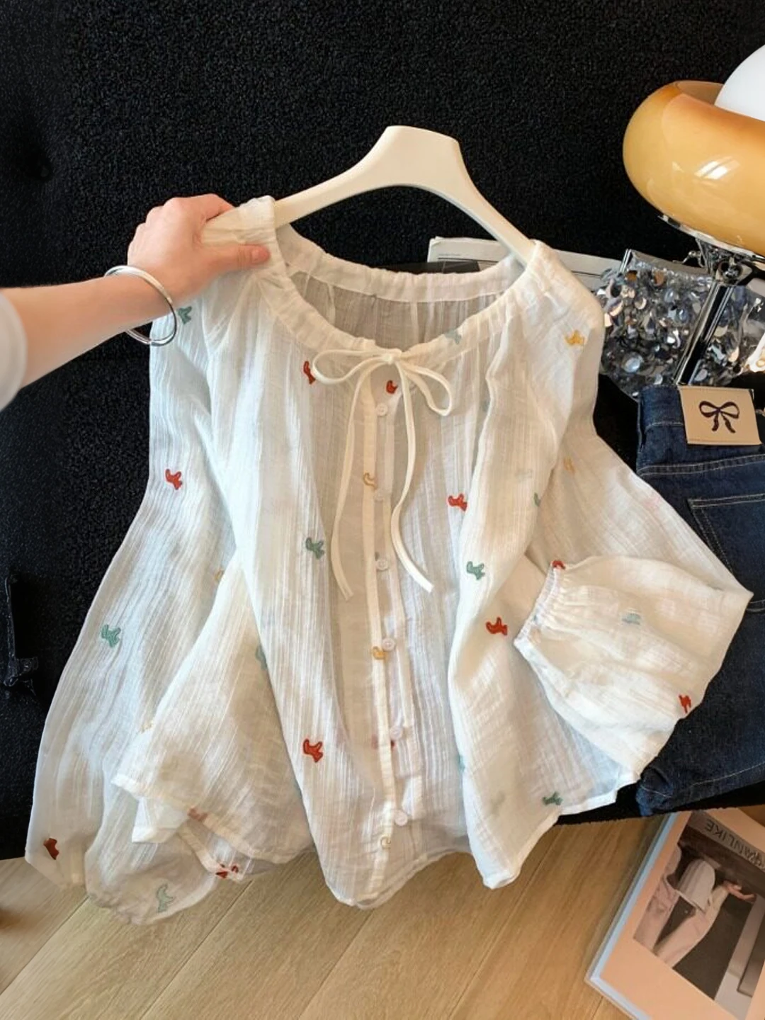 

Новая летняя женская блузка в корейском стиле с вышивкой из ледяного шелка, свободного кроя, с длинным рукавом, тонкая, для защиты от солнца