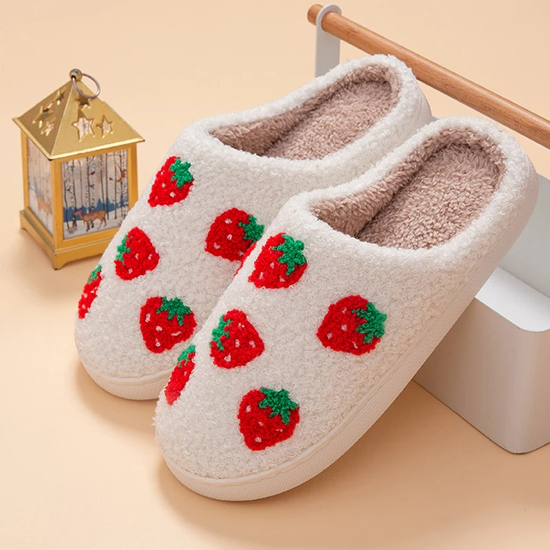 

Женские тапочки-шлепанцы с клубничным принтом, осенне-зимние, дизайнерские, для дома, парные, пушистые, нескользящие, мягкие, больших размеров