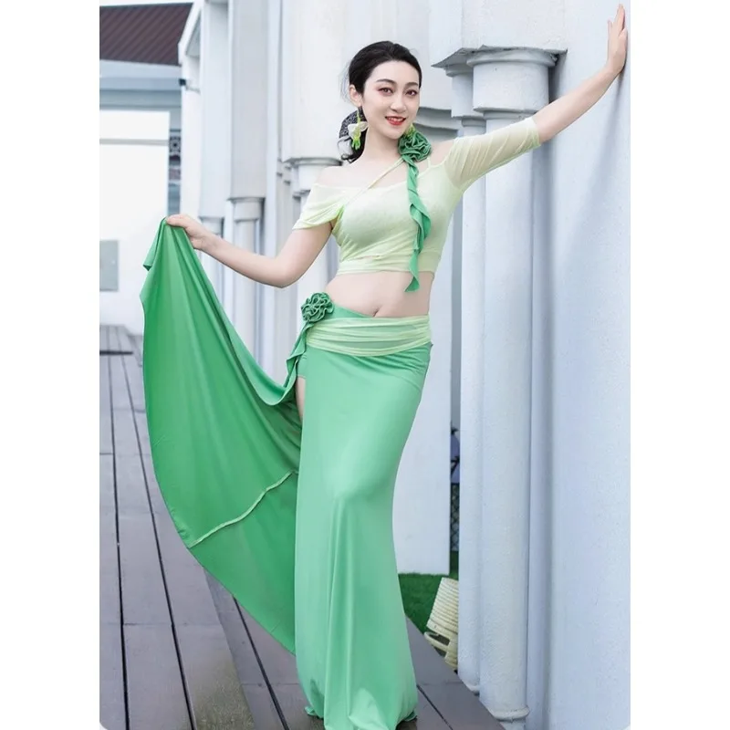 Aangepaste buikdans oefenjurk met kleurrijke drijvende bloemen prestatiejurk oosterse danskostuum top en rok 2 stuks