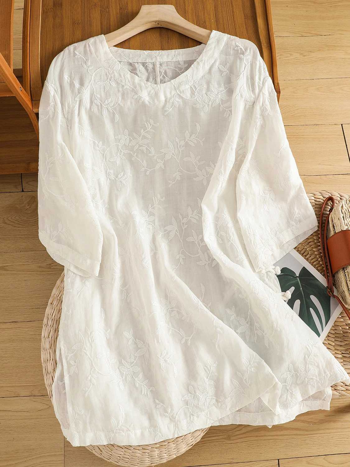 T-shirt longuette leggera ricamata retrò T-shirt midi leggera da donna di grandi dimensioni con bottoni laterali divisi metà Sve V-Ne Top casual estivo