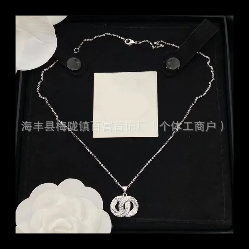 

Простое ожерелье с полным бриллиантом и двойным C, темперамент, универсальный тренд, модная элитная женская одежда