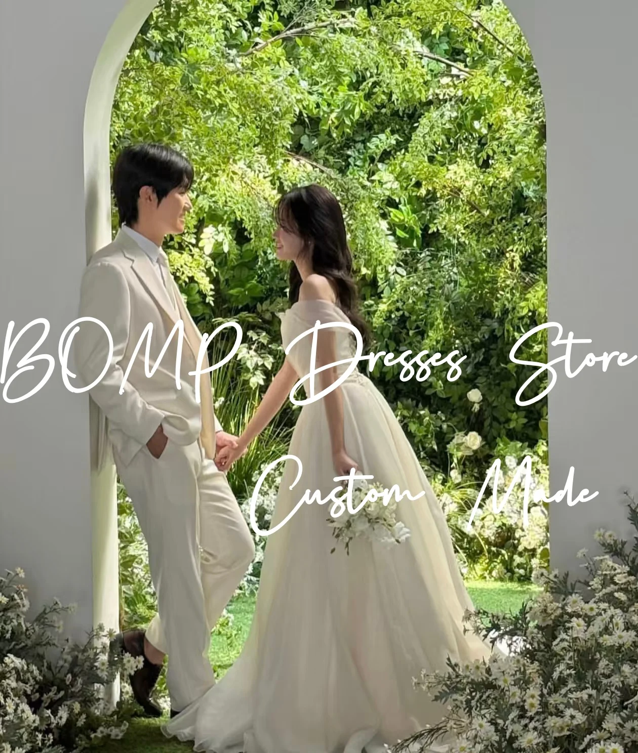 ชุดแต่งงานเจ้าหญิง BOMP แบบคอวี ไหล่เฉียง ทรงเอไลน์ ชายกระโปรงยาวลากพื้น สีไอวอรี่ ผ้าออร์แกนซ่า สไตล์เกาหลี สำหรับถ่ายภาพ ชุดเจ้าสาวสั่งตัด