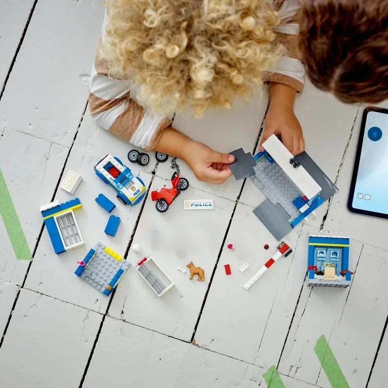 Compatível com a série da cidade departamento de polícia grande caça menino montagem bloco de construção brinquedo presente do dia das crianças cão da polícia