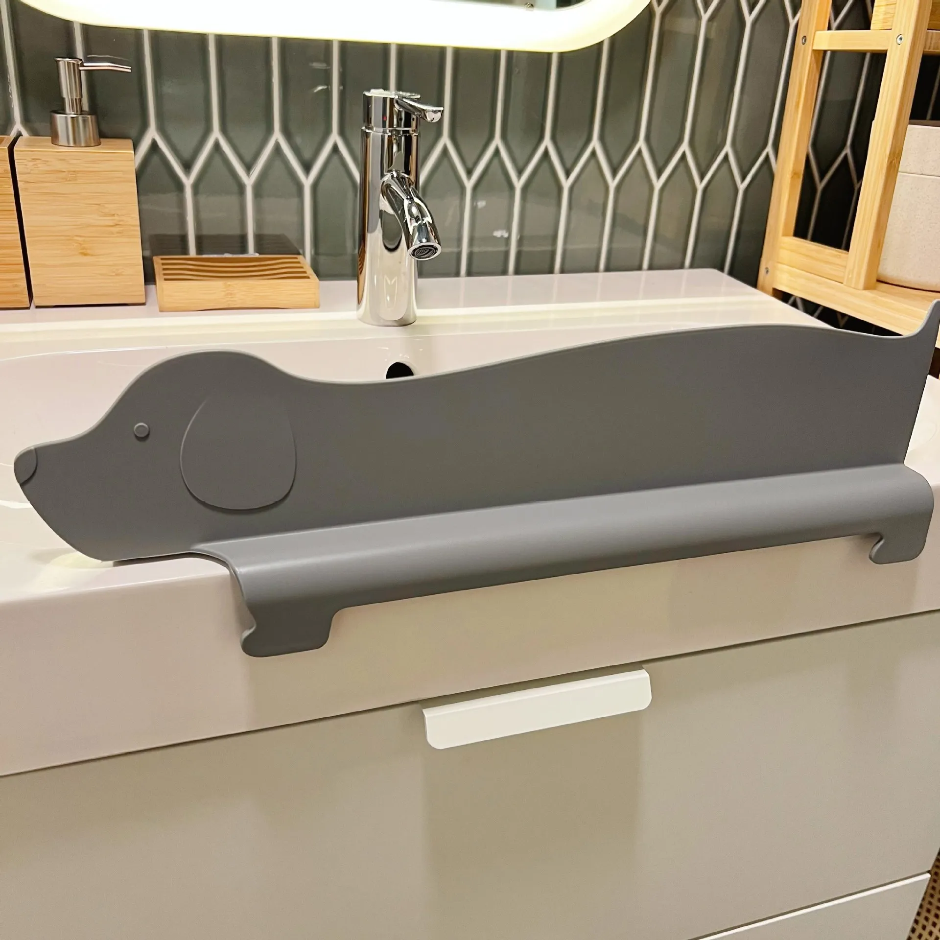 

1pc Kitchen Silicone Sink Water Splash Guard With Suction Cup Nordic Windshield Water Plate Splash Proof Water Blocking Strip