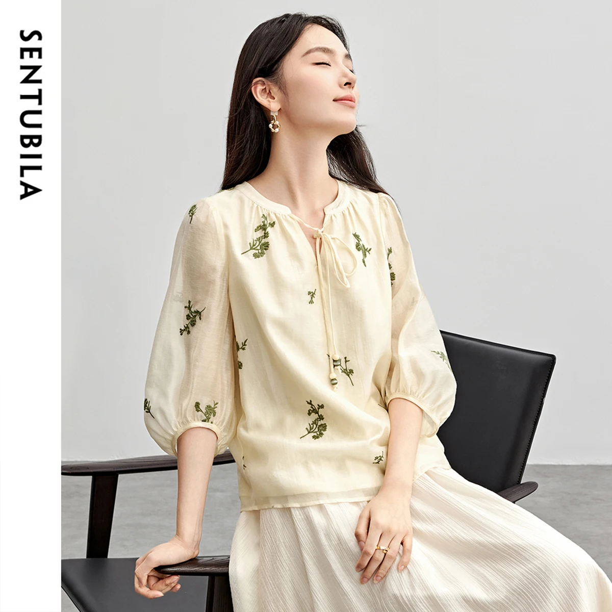 

SENTUBILA женская шифоновая блузка с вышивкой и галстуком с v-образным вырезом, рукавами-фонариками три четверти, женские топы, весенне-осенняя одежда 2025 151V58203