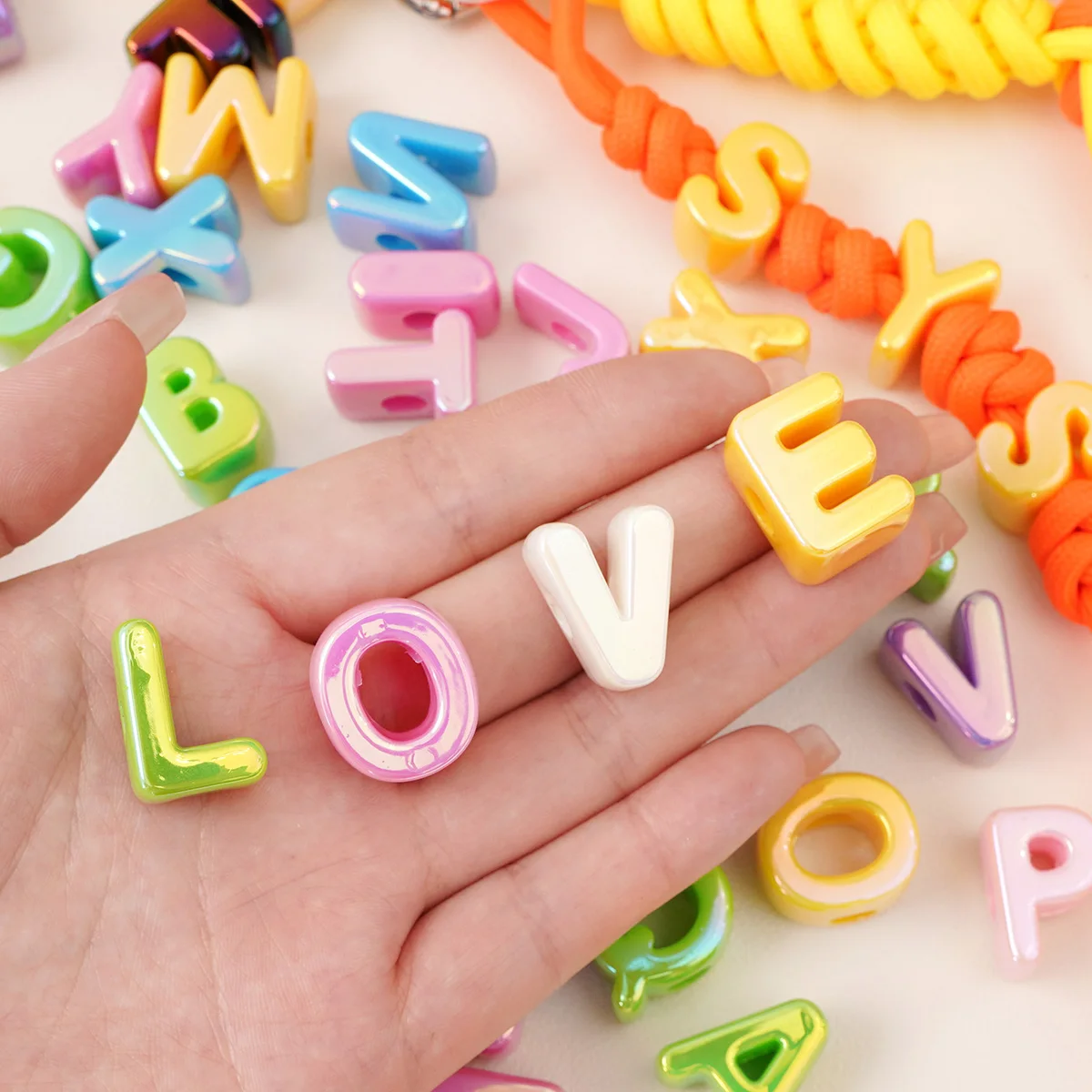 10 Stück A-Z galvanisierte Acryl-Buchstabenperlen mit großem Loch für DIY-Handyband, Schuhschnalle, Schmuckherstellung, Festivalgeschenke – Detail 3