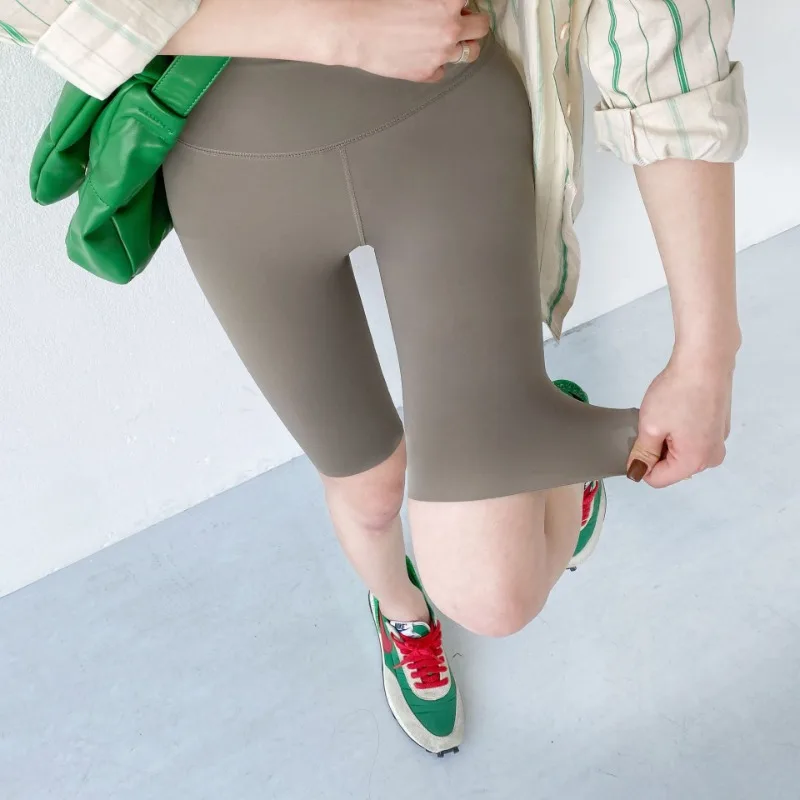 امرأة مفتوحة المنشعب قصيرة رفع طماق سستة الجوارب المفتوحة في المنشعب نصف طول السراويل في الهواء الطلق سهلة Crotchless غير خاضعة للرقابة