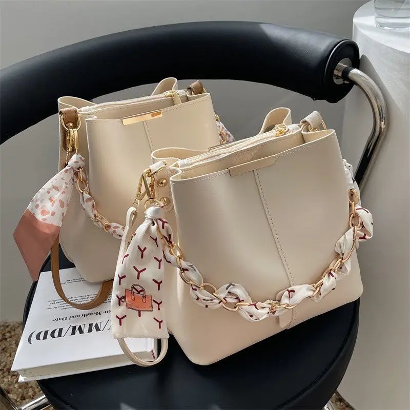 

Designer-Inspired Ribbon Chain Bucket Bag Luxury Large Capacity Shoulder Bag for Women New Fashion Crossbody for Daily Commuting