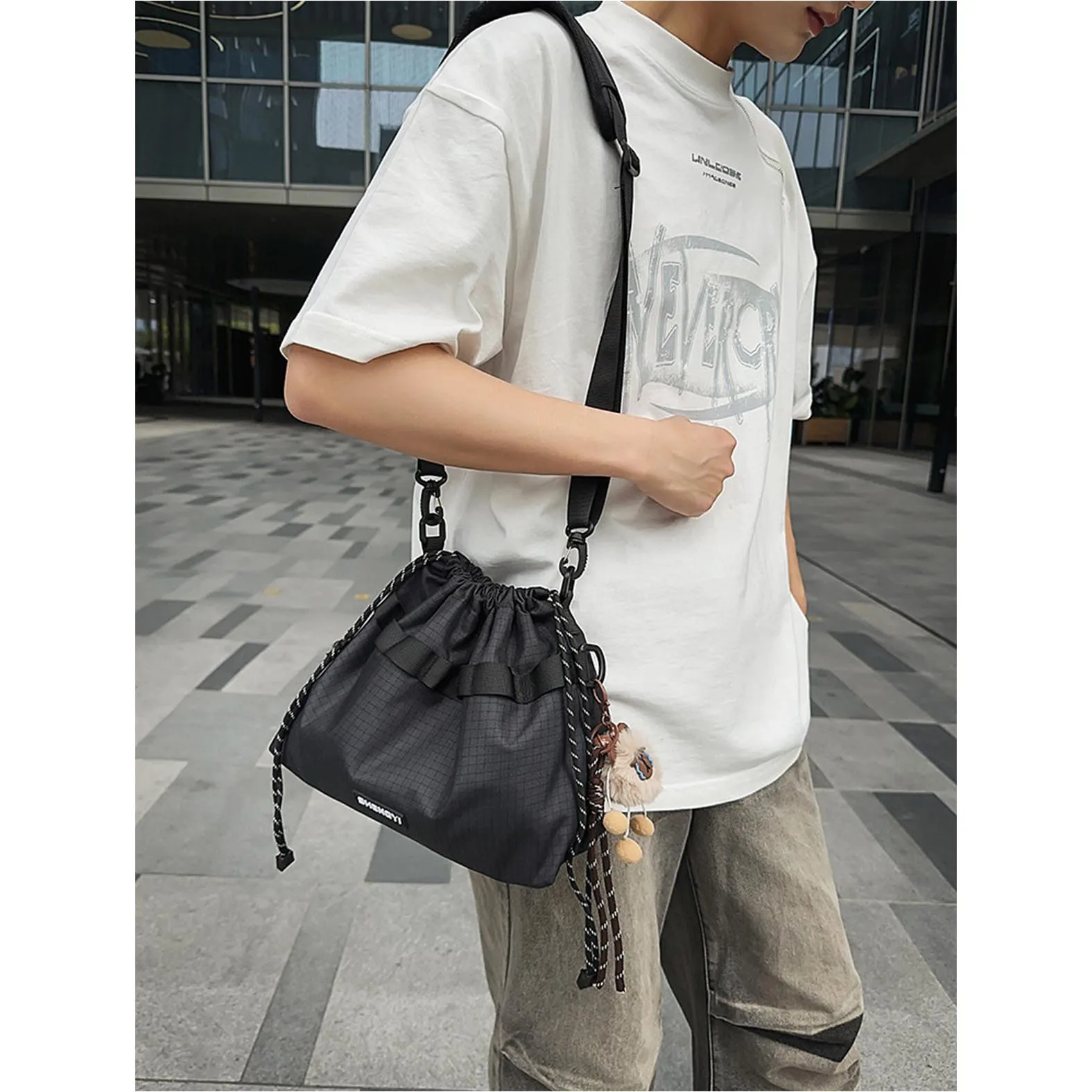 

Japanese single Fashionable and cool small shoulder bag with grid pattern drawstring, shoulder bag, niche design crossbody bag