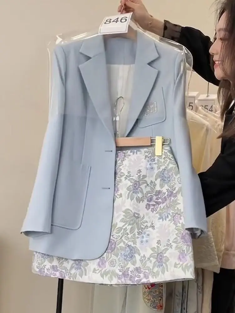 Fotografia 3: Conjunto de duas peças feminino de alta costura, estilo francês, com fragrância subtil, para primavera 2026, com shorts e blazer profissional.