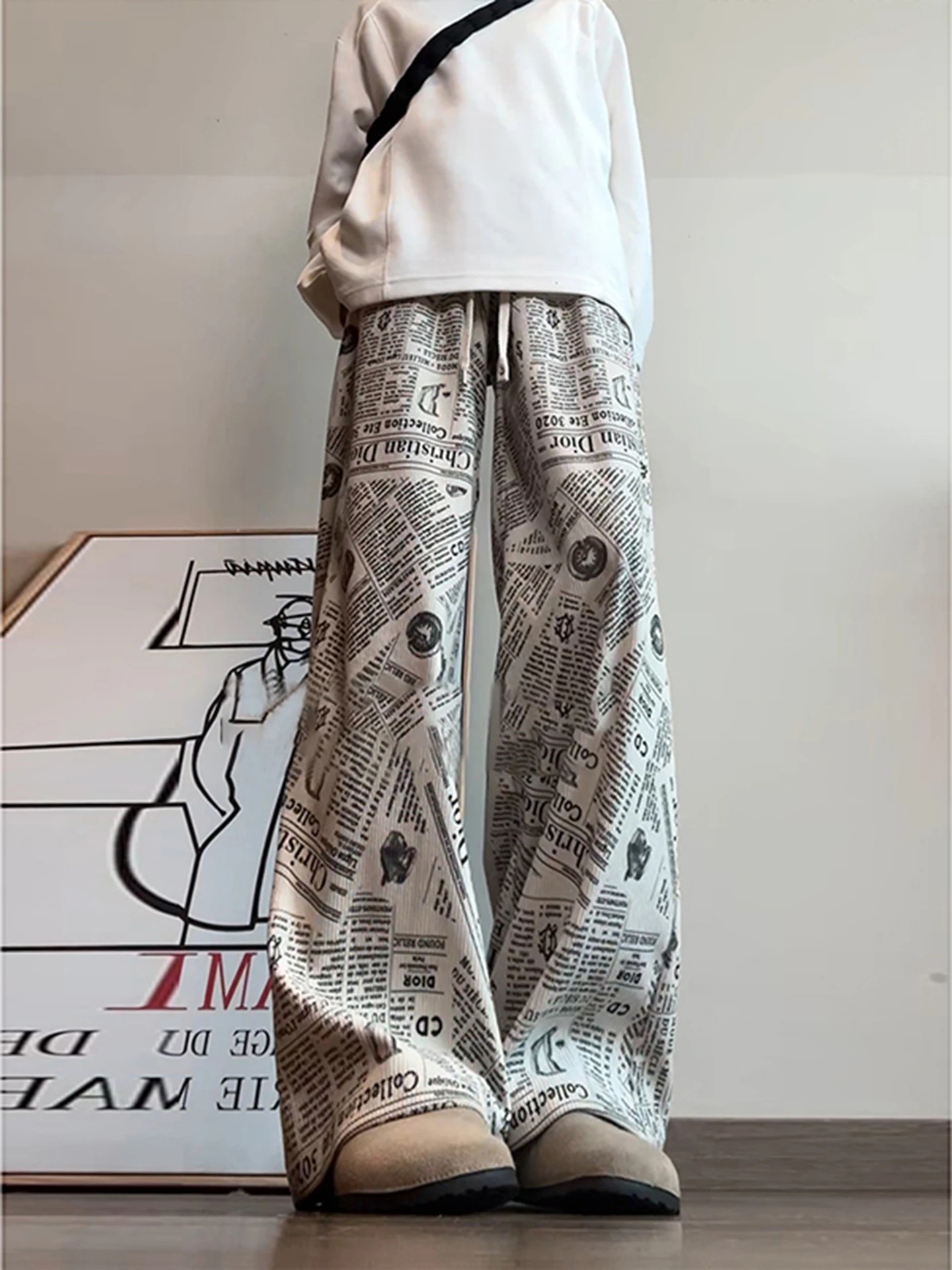 

Мужские спортивные брюки в американском ретро-стиле с газетным принтом, осенние, с оригинальным дизайном, свободного кроя, прямые, расклешенные брюки