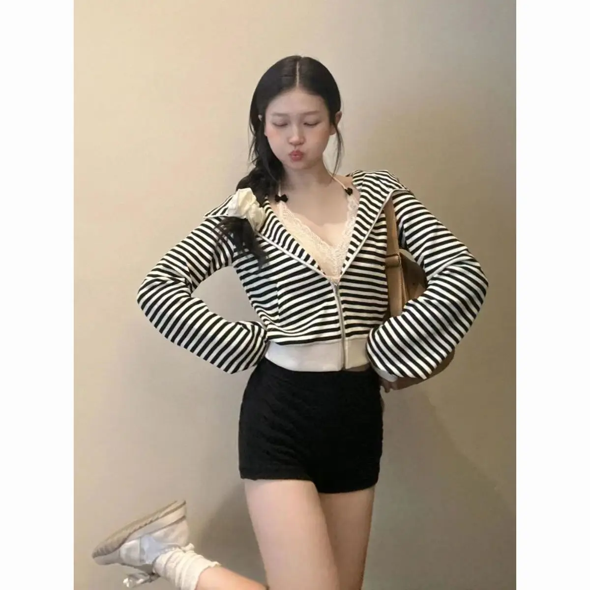 Damen-Kapuzenpullover mit Kapuze und Reißverschluss. Geeignete Schichtung. Tragen Sie Material. Dicker Reißverschluss. Sportliche Basics. Drucke bestickt