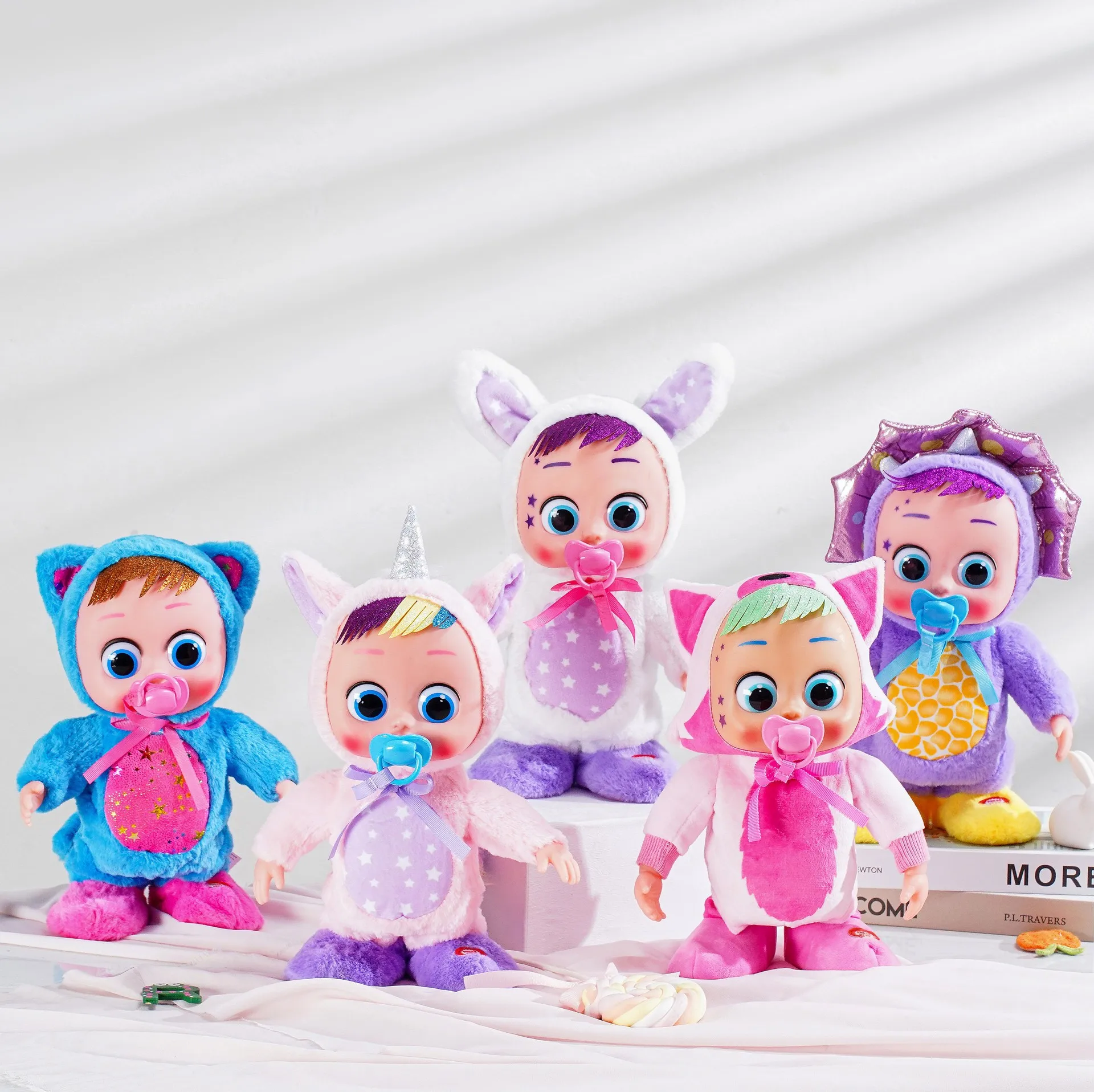 

Кукла третьего поколения, которая может плакати, прогулять и поятку — отличный подарок на день рождения для детей (снидет 3 батарейки АА)