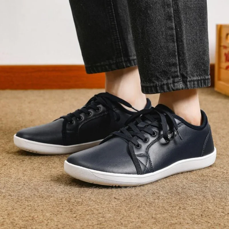 Zapatillas de deporte para hombre de primavera y otoño, zapatos informales de cuero Artificial descalzo para caminar, zapatillas antideslizantes con cordones